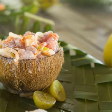 Pescado crudo en leche de coco